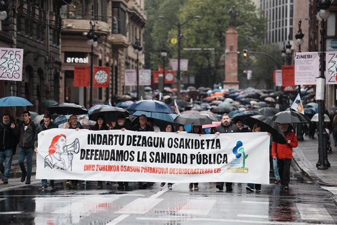 Miles de personas piden en Bilbao y Vitoria que se refuerce la sanidad pública y cesen las "políticas de recortes"