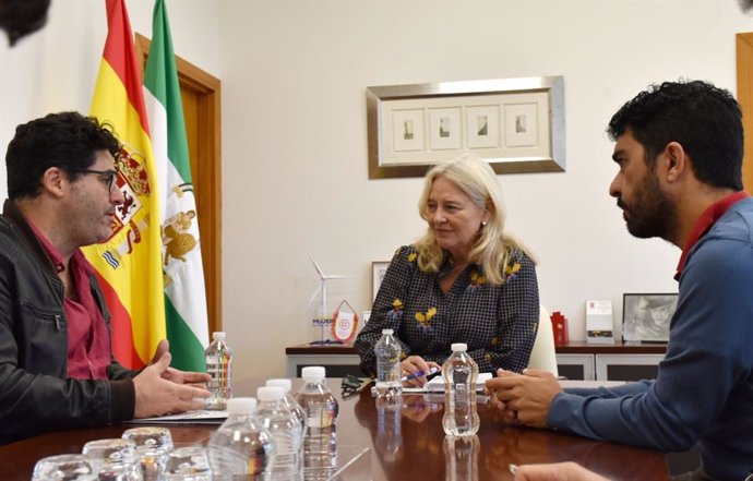 La delegada del Gobierno de la Junta de Andalucía en Cádiz, Mercedes Colombo, ha mantenido una reunión con Diego Calvo, presidente de la Asociación de la Prensa de Cádiz, y Andrés García Latorre (vocal de la APC).