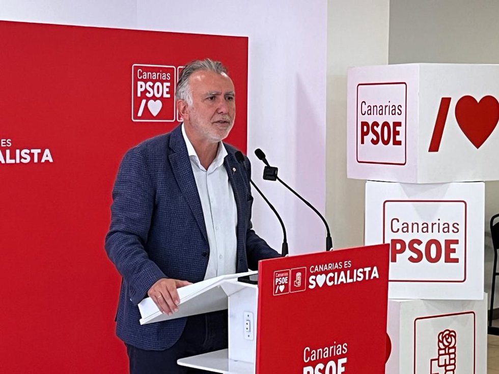 El secretario general del PSOE Canarias, Ángel Víctor Torres