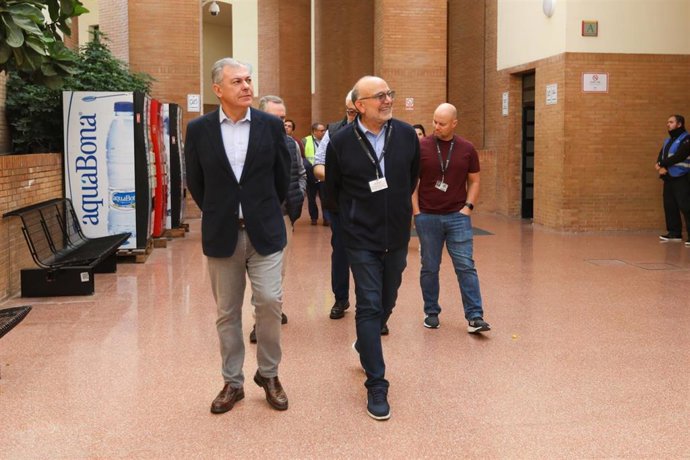 El alcalde de Sevilla recorre las instalaciones de Fibes junto a Manuel Abud, CEO de la Academia Latina de la Grabación, para supervisar los preparativos con vistas a la gala de entrega de los Grammy Latinos.
