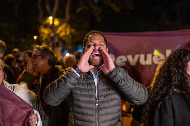 El secretario general de VOX, Ignacio Garriga, participa durante una manifestación contra la amnistía, desde la plaza Artós a la Delegación del Gobierno, a 9 de noviembre de 2023, en Barcelona, Catalunya (España). 