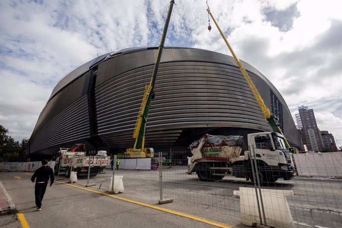 Obras en el estadio Santiago Bernabéu, a 25 de octubre de 2023, en Madrid (España). El estadio Santiago Bernabéu, y pretende ser un centro multiusos en el que se jueguen desde partidos de fútbol, hasta conciertos, encuentros de NBA, espectáculos, tenis,