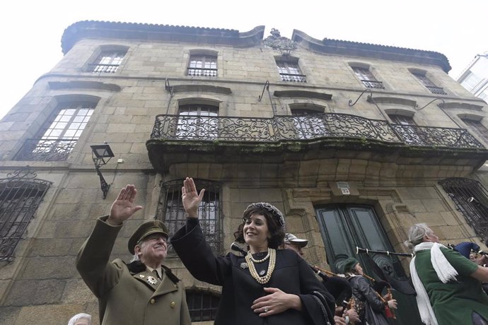 Los actores Fernando Morán e Isabel Risco, que interpretan a Francisco Franco y a Carmen Polo, durante la cuarta marcha por la devolución de la Casa Cornide, a 11 de noviembre de 2023, en A Coruña, Galicia (España). Más de 50 asociaciones coruñesas partic