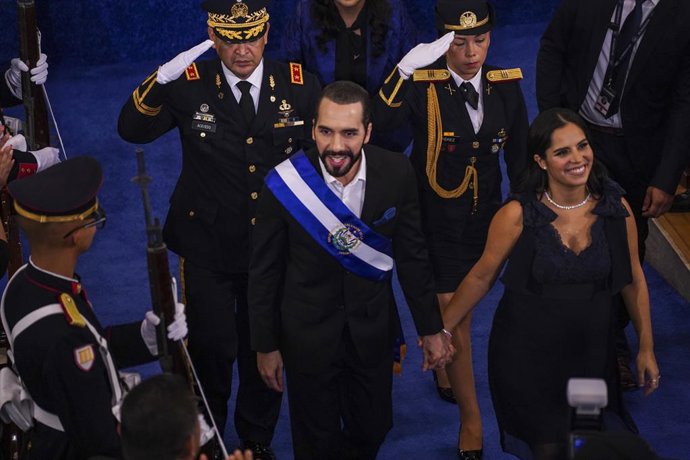 Archivo - 01 June 2023, El Salvador, San Salvador: El Salvador's President Nayib Bukele (L) leaves the plenary session of the Legislative Assembly with his wife, Gabriela de Bukele, during a report to the nation for his 4th anniversary of presidential a