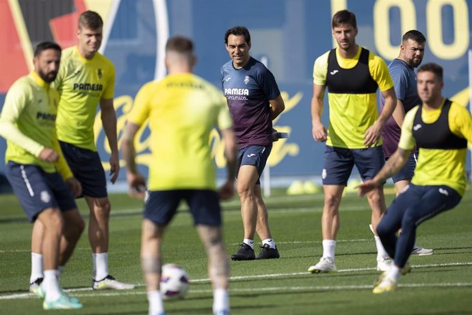 Miguel Ángel Tena durante el entrenamiento del Villarreal