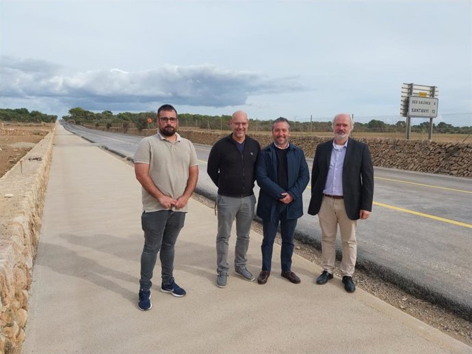 El conseller insular de Territorio, Movilidad e Infraestructuras, Fernando Rubio; el director insular de Infraestructuras, Rafel Gelabert; el alcalde de ses Salines, Joan Rodríguez, y el teniente de alcalde Guillem Mas visitan las obras