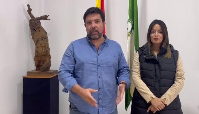 El alcalde de Lora del Río, Antonio Enamorado, durante su comparecencia para aclarar la polémica con la Diputación acerca del problema del agua en el municipio.