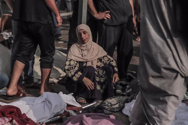 Una mujer ante las víctimas de un reciente ataque cerca del hospital de Al Shifa