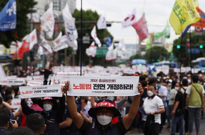 Archivo - 03 July 2021, South Korea, Seoul: Members of the Korean Confederation of Trade Unions (KCTU) march down the Jongno district, demanding a revision to the labor act, during a rally in Seoul. Photo: -/YNA/dpa