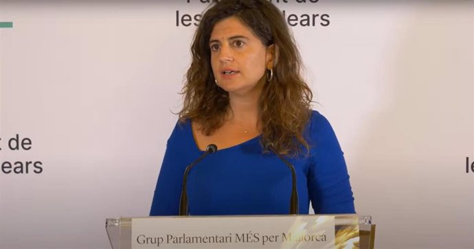 Archivo - La diputada de MÉS per Mallorca, Maria Ramon, en rueda de prensa en el Parlament.