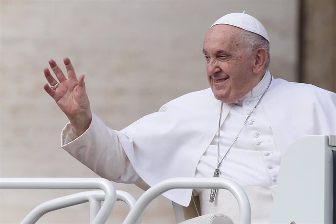 25 October 2023, Vatican, Vatican City: Pope Francis waves during his Wednesday General Audience in St. Peter's Square at the Vatican. Photo: Evandro Inetti/ZUMA Press Wire/dpa