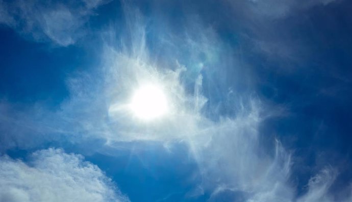 Archivo - Recurso de una imagen del cielo con el sol acompañado de unas ligeras nubes.