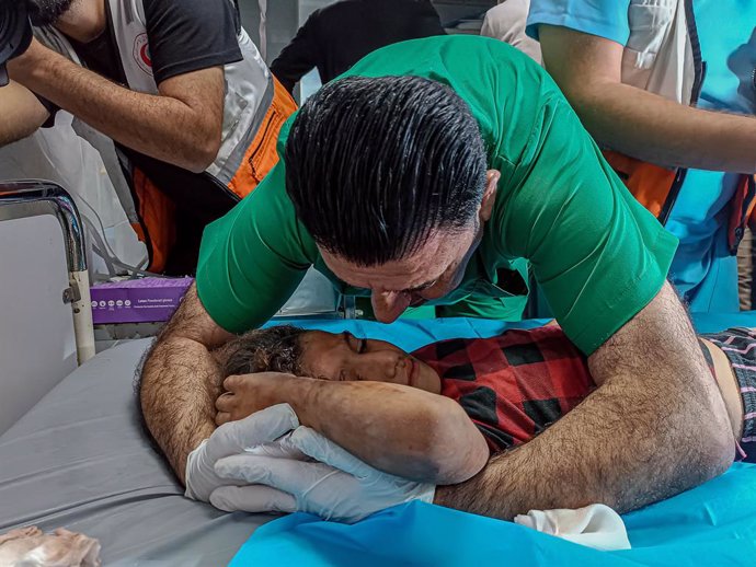 October 22, 2023, Gaza, Palestina: GAZA (PALESTINE), 10/30/2023 - RESCUE/CHILDREN/GAZA - Medical teams from the Palestinian Red Crescent Society rescue children from the rubble while attacking a building south of Gaza city, in Khan Yunis province (Foto: