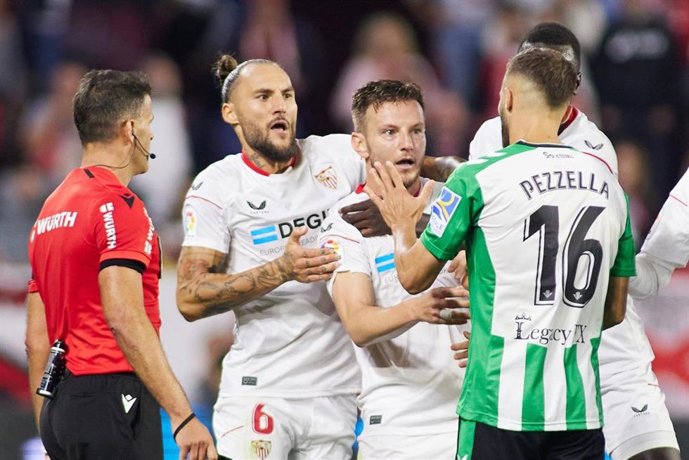 Archivo - Nemanja Gudelj, Ivan Rakitic y Germán Pezzella en el Sevilla FC-Real Betis de la pasada temporada