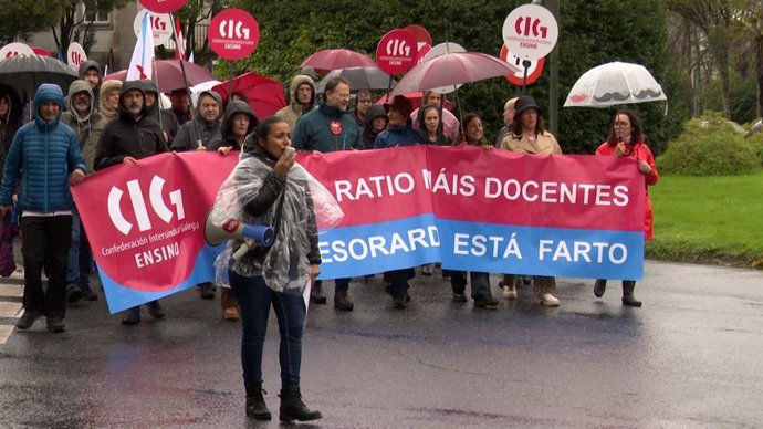 Manifestación en Santiago en la jornada de huelga contra el acuerdo en educación firmado por Xunta y los sindicatos UGT y CCOO