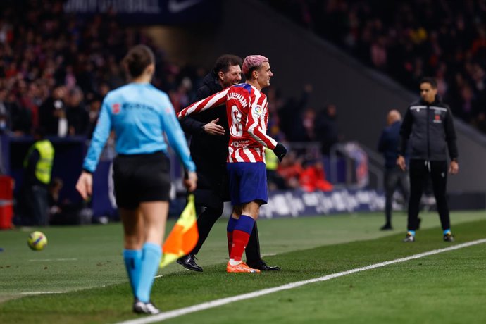 Archivo - Antoine Griezmann of Atletico de Madrid celebrates a goal with Diego Pablo Simeone, head coach of Atletico de Madrid, during the Spanish League, La Liga Santander, football match played between Atletico de Madrid and Sevilla FC at Civitas Metr