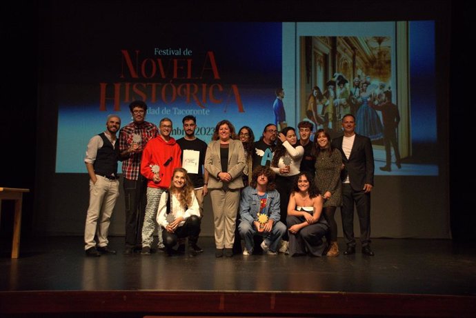 Foto de familia de los galardonados de la primera edición de 'Rodando con historia', la sección audiovisual del Festival de Novela Histórica Ciudad de Tacoronte