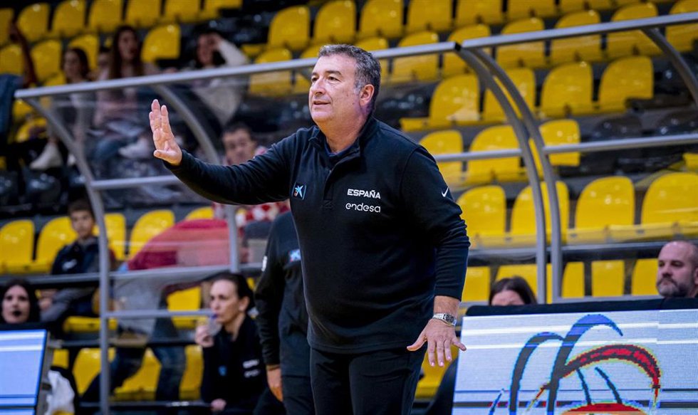 El seleccionador nacional femenino de baloncesto, Miguel Méndez