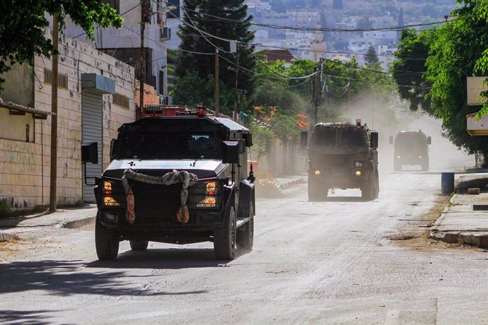 Vehículos militares israelíes cerca de Yenín