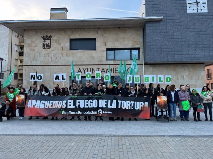 PACMA protesta contra el Toro Jubilo en Medinaceli (Soria) a pocas horas de su celebración.