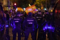 La Policía carga contra los manifestantes tras derribar las vallas en Ferraz