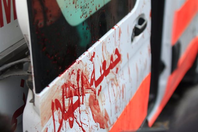 Ambulancia manchada de sangre en el Hospital Al Shifa de Ciudad de Gaza