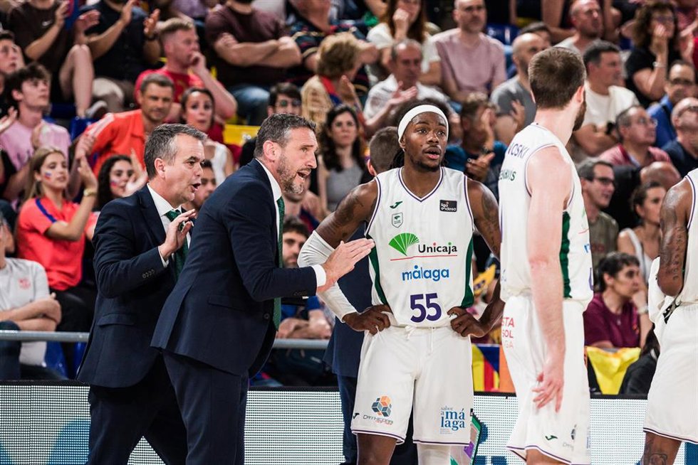 Archivo - Ibon Navarro, entrenador del Unicaja, da órdenes a Kendrick Perry durante un partido.