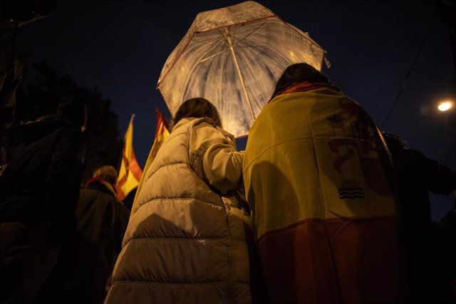 Dos manifestantes con paraguas, durante una protesta en la calle Ferraz, a 10 de noviembre de 2023, en Madrid (España). 