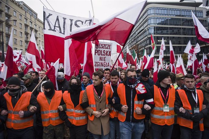 Decenas de miles de nacionalistas marchan por Varsovia (Polonia)