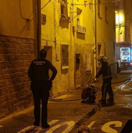 Un agente de la Guardia Civil y un bombero en el lugar del incendio.