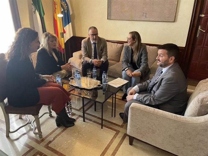 Nota De Prensa Y Foto