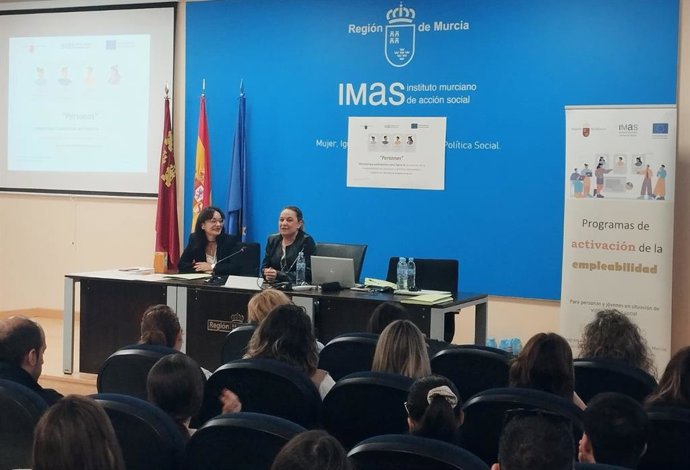 La directora gerente del IMAS, Verónica López, durante la jornada formativa del programa 'Personas' a los profesionales de las entidades sociales.