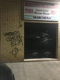 Pintan un mensaje amenazante en la sede del PSOE de Marchena (Sevilla) coincidiendo con las protestas por la amnistía