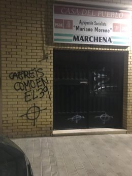 Imagen de la pintada ante la sede del PSOE de Marchena