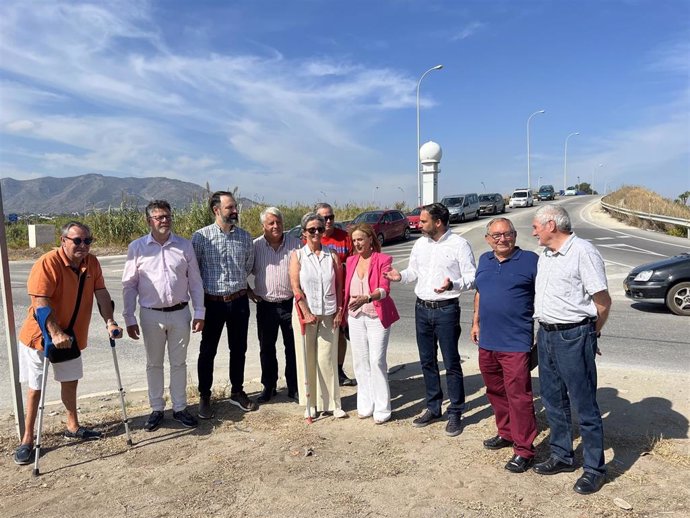 Miembros del grupo socialista en el Ayuntamiento de Málaga junto a vecinos de la zona.