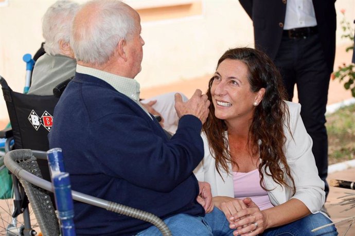 La consejera de Inclusión Social, Juventud, Familias e Igualdad, Loles López, en una foto de archivo con personas mayores.