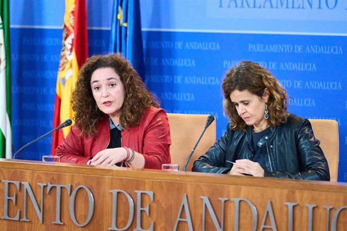 La portavoz del Grupo Por Andalucía, Inmaculada Nieto, y la portavoz adjunta, Esperanza Gómez, en una rueda de prensa en una foto de archivo.