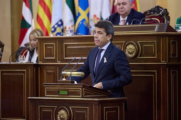 El presidente de la Generalitat valenciana, Carlos Mazón, interviene durante un debate tras la Comisión General de las Comunidades Autónomas, en el Senado, a 19 de octubre de 2023, en Madrid (España). En la Comisión, Aragons, ha defendido la amnistía y