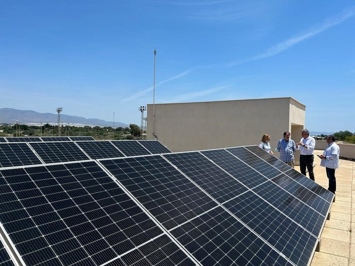 Paneles fotovoltaicos instalados el centro de salud Vega de Acá.