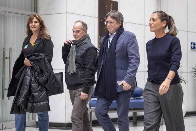 La presidenta de Junts, Laura Borrs; el secretari general de Junts per Catalunya, Jordi Turull; l'expresident de la Generalitat, Carles Puigdemont, i la diputada de Junts, Miriam Nogueras, arribant al Parlament Europeu