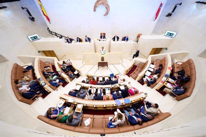 Archivo - Vista de la sesión del primer Pleno de legislatura, en el Parlamento de Cantabria.- Archivo