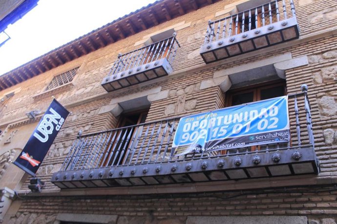 Archivo - Vivienda, con el cartel de se alquila, en un edificio de la ciudad de Toledo