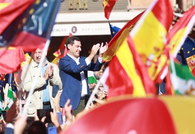 El presidente de la Junta y del PP andaluz, Juanma Moreno, este domingo en Sevilla, en la concentración en contra de la amnistía y en defensa de la igualdad de todos los españoles