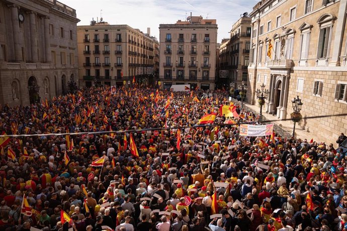 La concentración en la plaza Sant Jaume ante Govern y Ayuntamiento