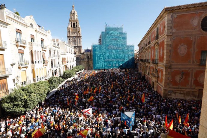 Imagen de la Plaza Belluga de Murcia, en donde se ha celebrado la concentración del PP, convocada en todas las ciudades de España, en contra de la amnistia y los pactos del Pedro Sánchez