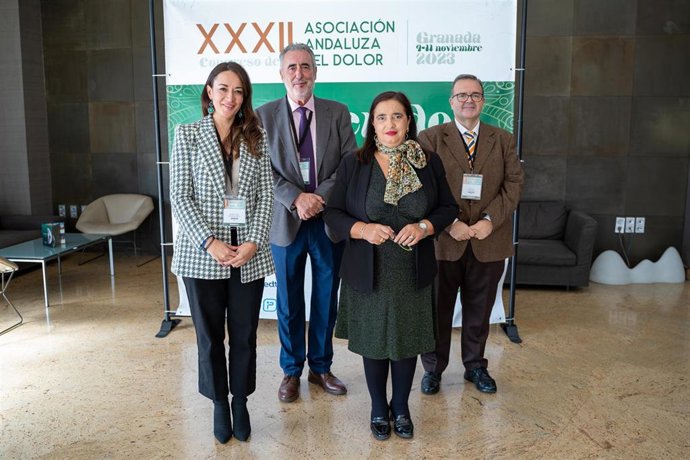 La directora gerente del hospital (2d), en el XXXII Congreso Andaluz del Dolor.