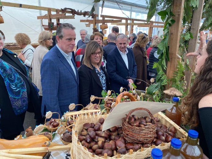 El consejero de Medio Rural y Política Agraria, Marcelino Marcos Líndez; la vicepresidenta y consejera de Presidencia, Reto Demográfico, Igualdad y Turismo, Gimena Llamedo, y el alcalde de Parres, Emilio García Longo, durante la visita al 32 Certamen de