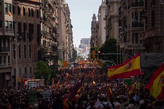 Els concentrats omplen la Via Laietana després de concentrar-se a Sant Jaume