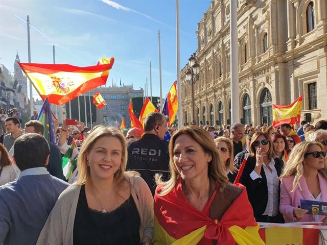 La diputada de Vox en el Congreso por Sevilla, Reyes Romero (d.), este domingo