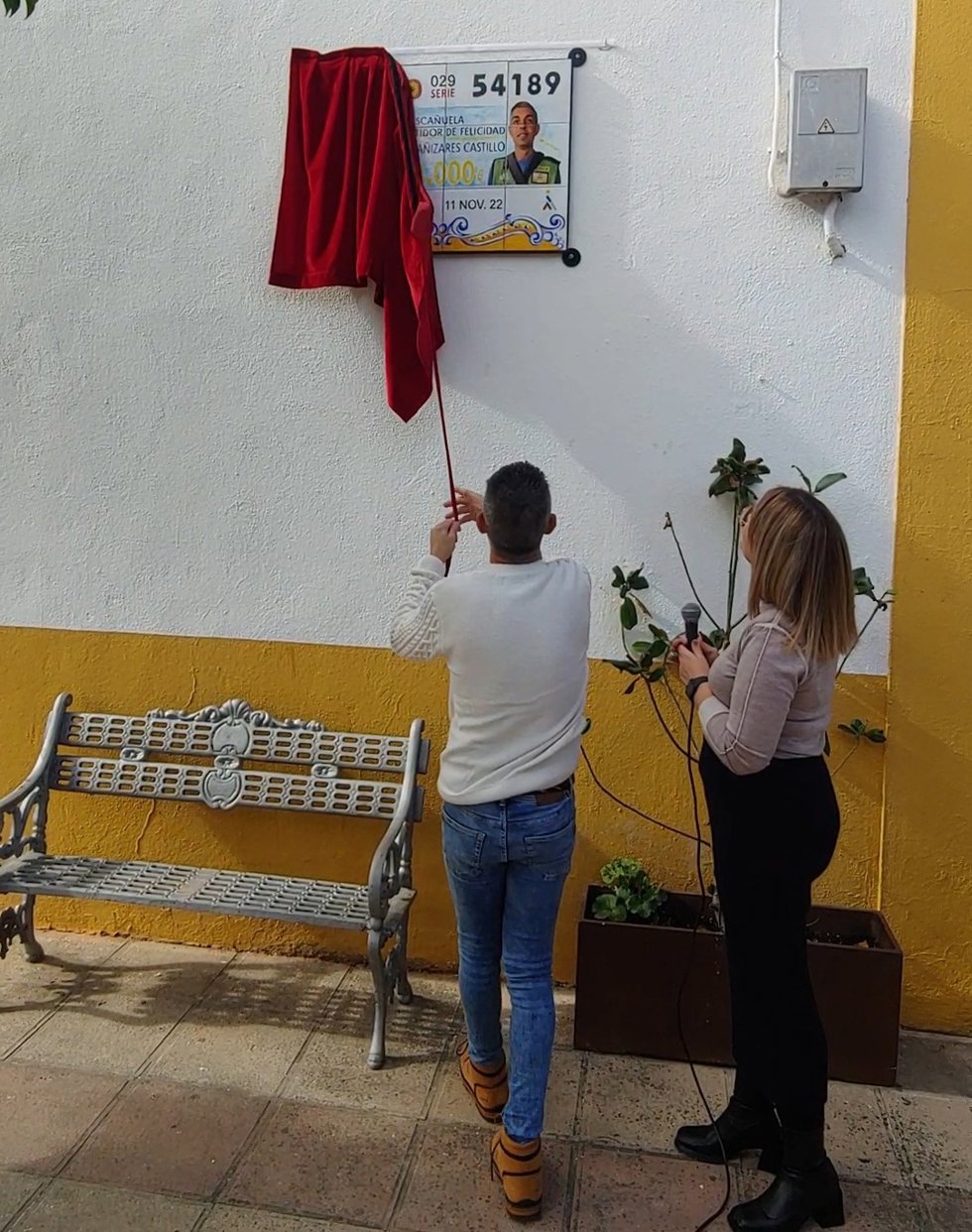 Cañizares descubre la placa que recuerda el premio del Cuponazo.